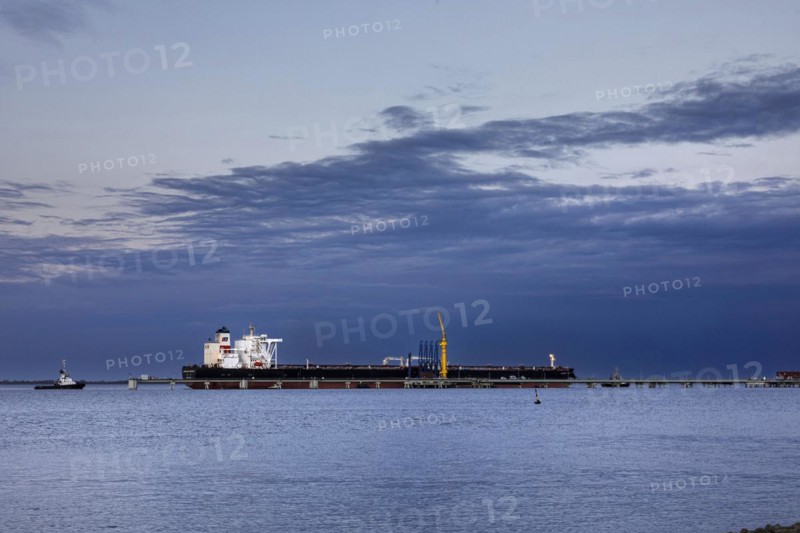 Crude oil tanker Landbridge Prosperity at the discharge bridge of the NWO in the Jade Bay