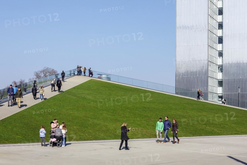 Three-slice house behind the walkable roof of the triangular pavilion