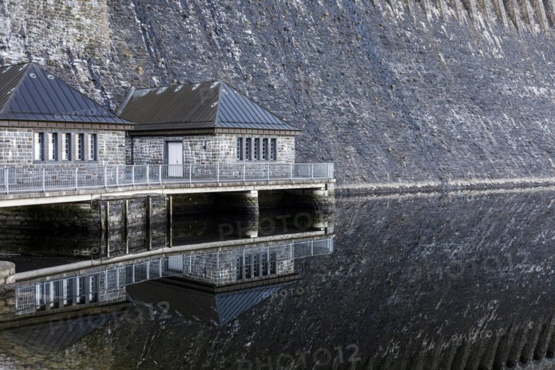 Moehnetalsperre dam with the gatehouses at the Ausgleichsweiher