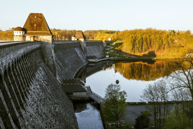 Moehnetalsperre dam with the gatehouses at the Ausgleichsweiher