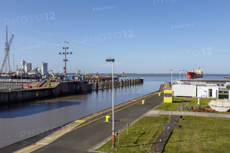 Bulk carrier Federal Shimanto during entry into the locks of the Kiel Canal