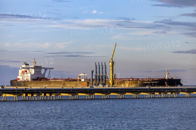 Crude oil tanker Landbridge Prosperity at the discharge bridge of the NWO in the Jade Bay