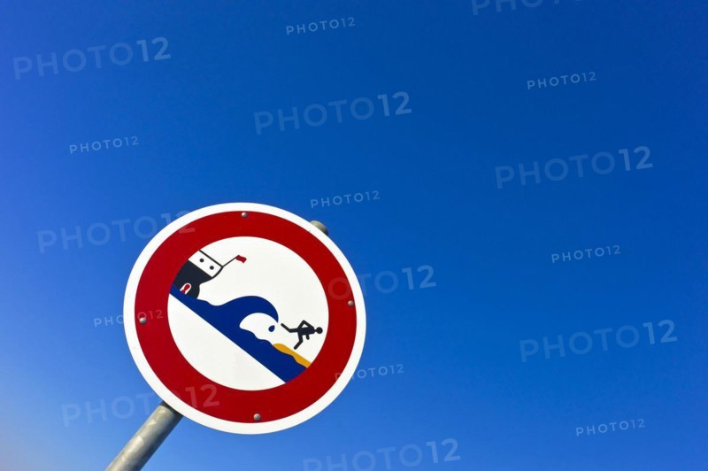 Warning sign against wave impact on the Elbe