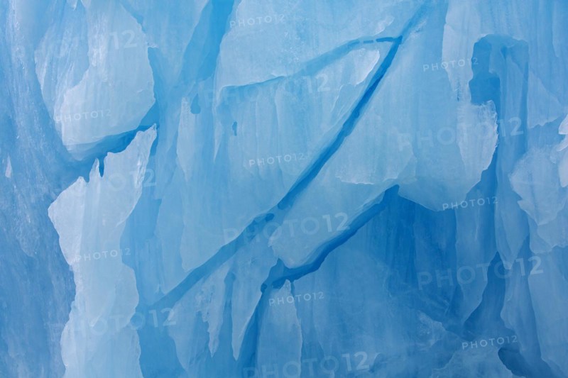 Ice structure of melting iceberg in the Arctic Ocean
