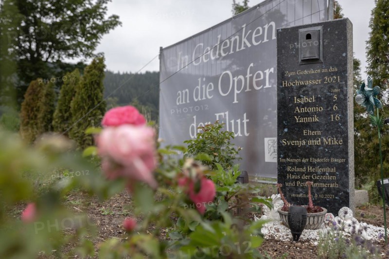A poster commemorates the victims of the flood disaster in the Ahr valley in the summer of 2021 in Hoenningen