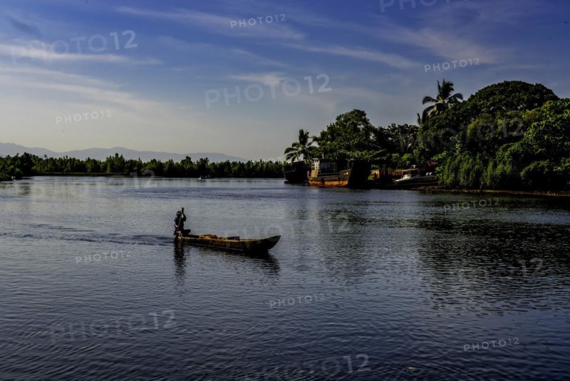 Pirogen drivers on the waterways in Maroantsetra in north-eastern Madagascar
