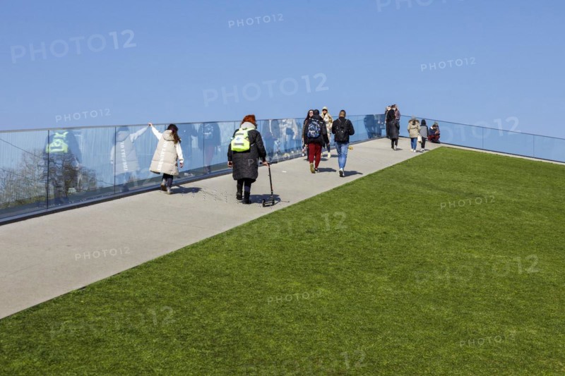 Walk-on roof of the triangular pavilion