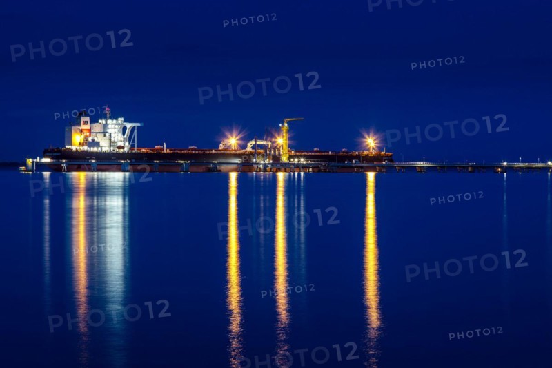 Crude oil tanker Landbridge Prosperity at the discharge bridge of the NWO in the Jade Bay