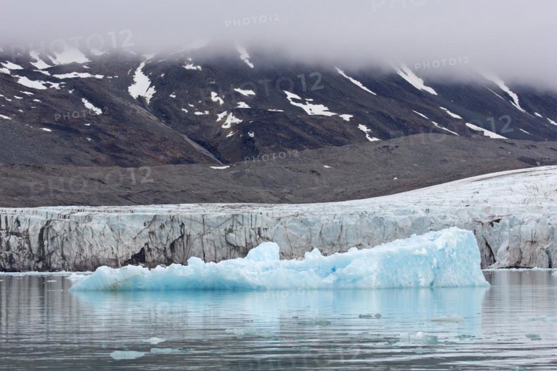 Ice floe in front of Monacobreen