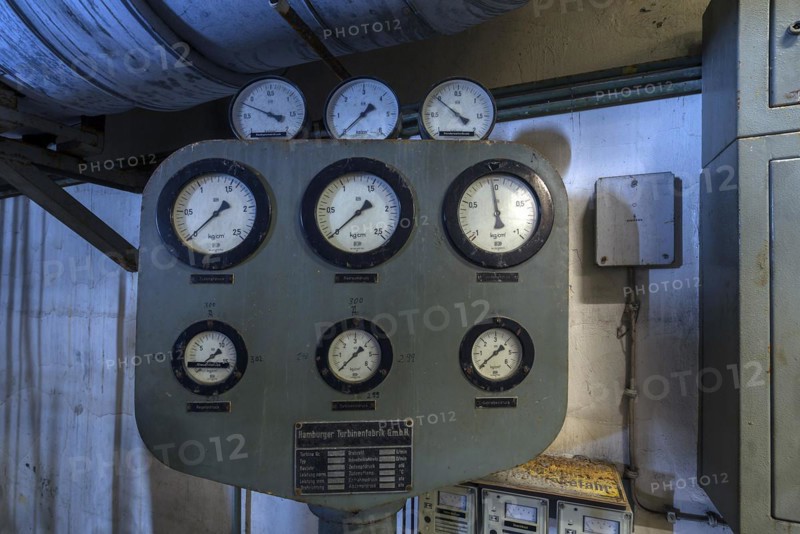 Dial gauges for pump pressure of a former paper factory