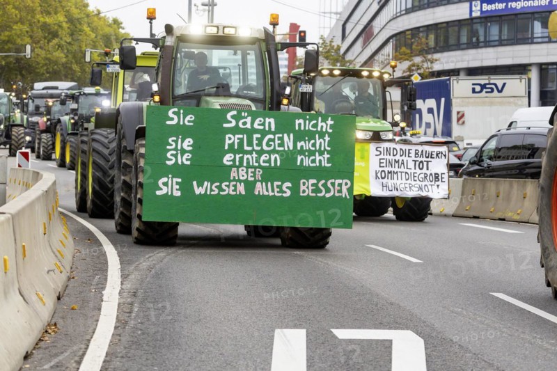 Farmers demonstrate against the agricultural policy of the federal government and the EU as well as against bad prices