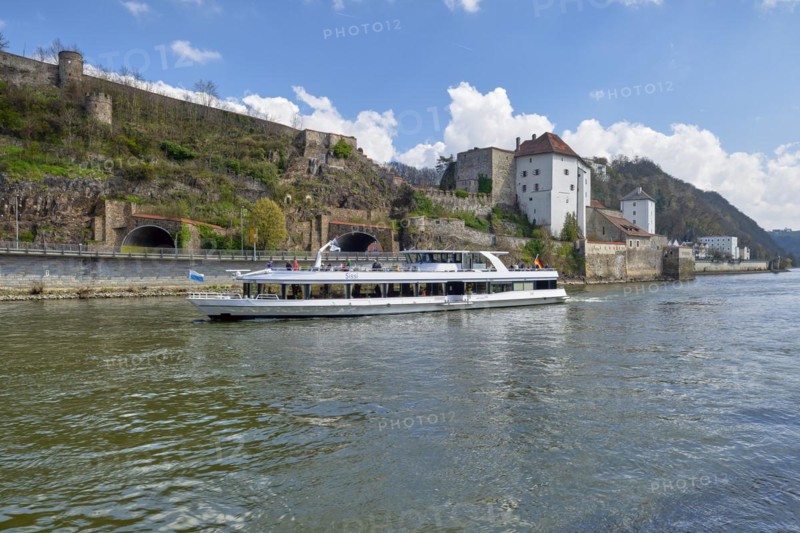 Veste Niederhaus with excursion boat