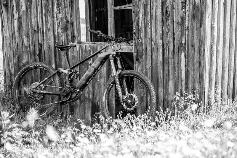 On a sunny summer day on the road with the e-bike in the Zillertal Alps