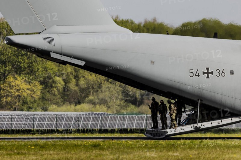 Soldiers leaving the Bundeswehr Airbus A400M aircraft