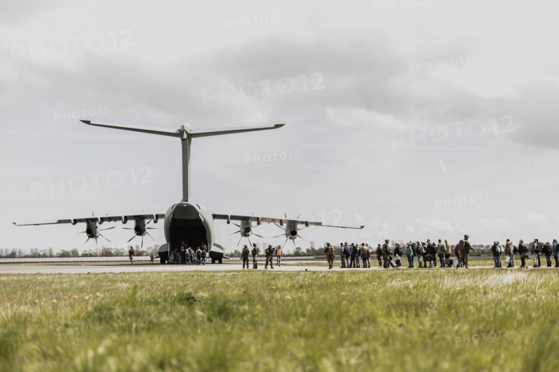 Soldiers bring extras to the Airbus A400M aircraft
