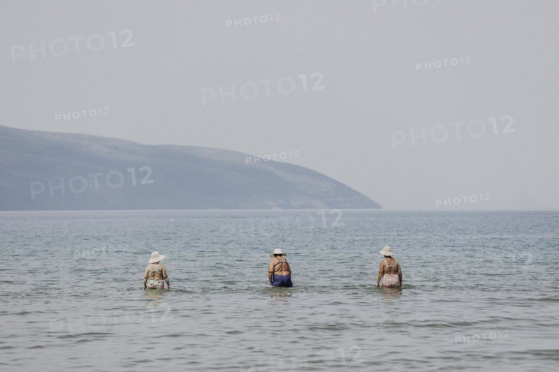 Three woman with hats