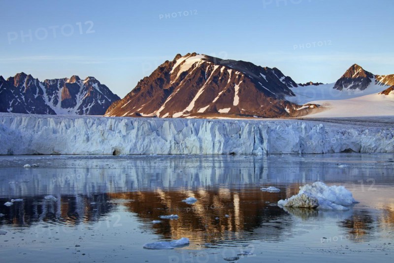 Lilliehoeoekbreen glacier calving into Lilliehoeoekfjorden