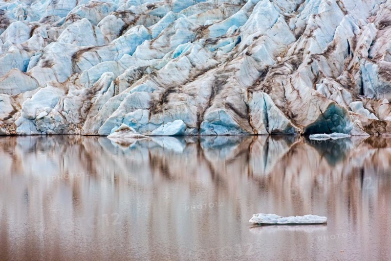 Erikbreen glacier debouches in Liefdefjorden