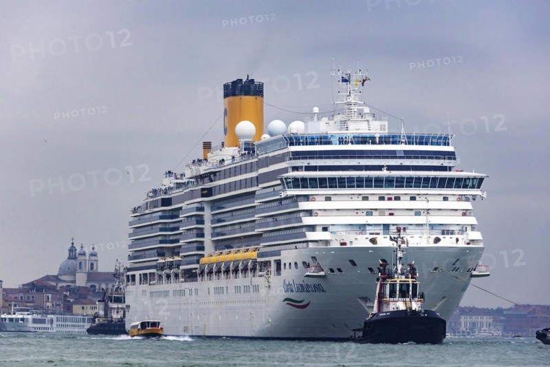 The cruise ship Costa Luminosa of the shipping company Costa Crociere sails to the cruise terminal Stazione Marittima. Meanwhile
