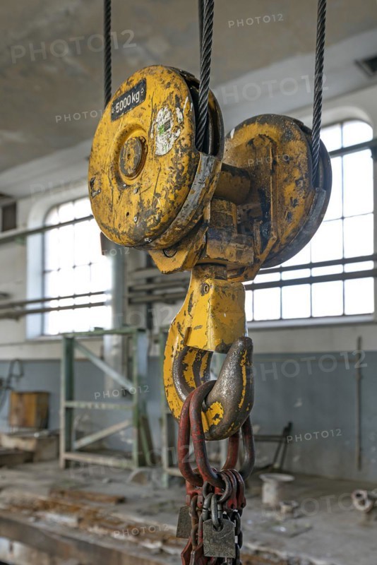 Hooks for heavy loads in a former paper factory