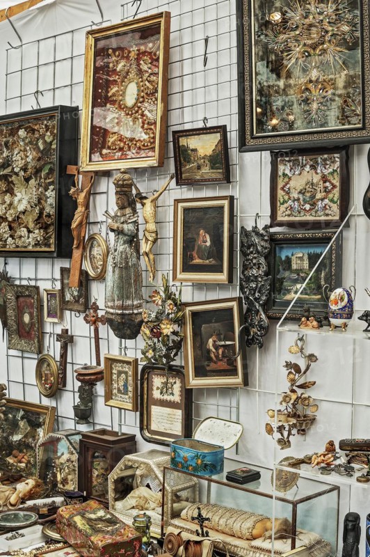 Pictures and devotional objects