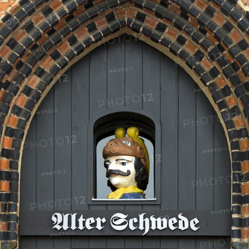 Swede's head in the portal of the Gothic town house Alter Schwede