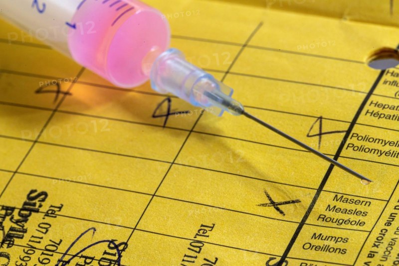 Vaccination certificate with syringe