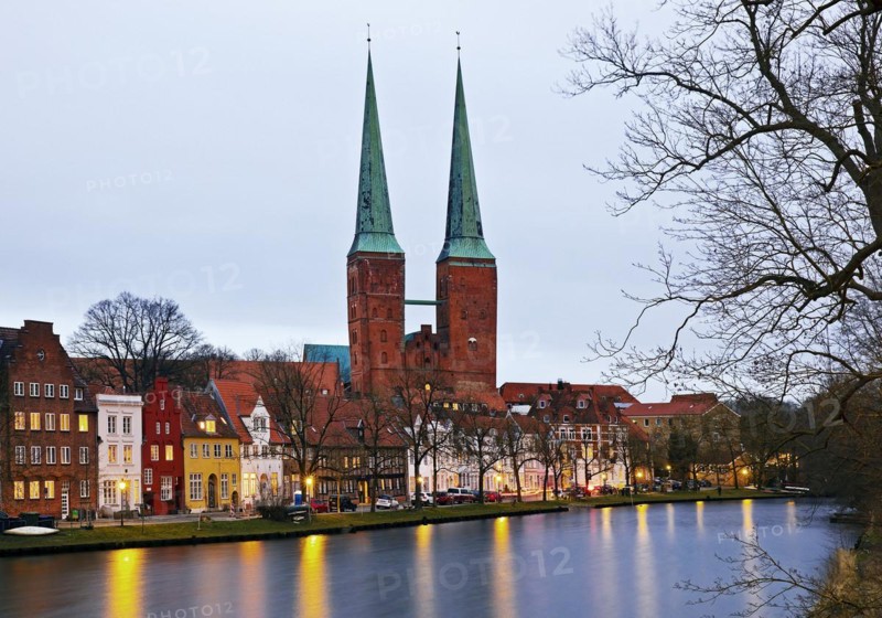 The cathedral with the Obertrave in the evening
