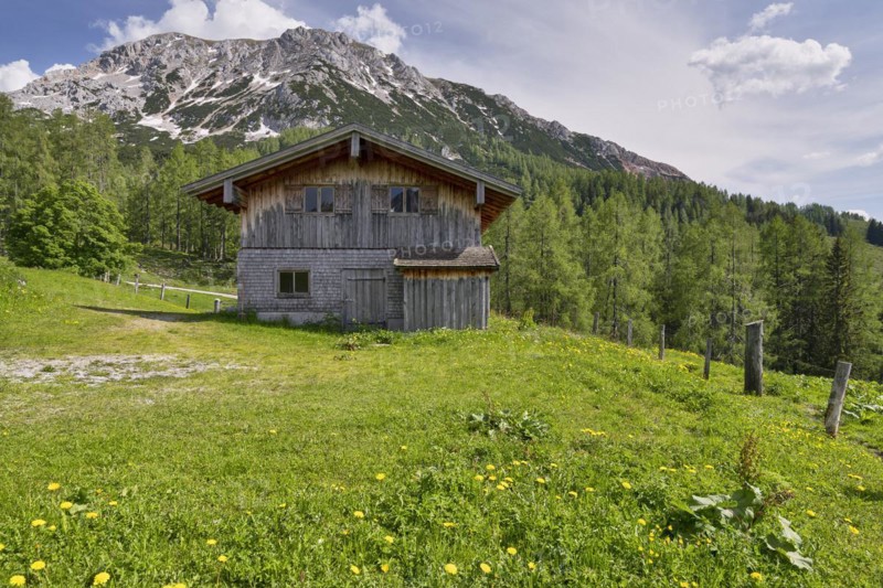 Alpine hut with Roetelstein