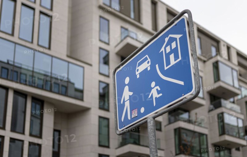 A sign indicates the beginning of a play street. Berlin