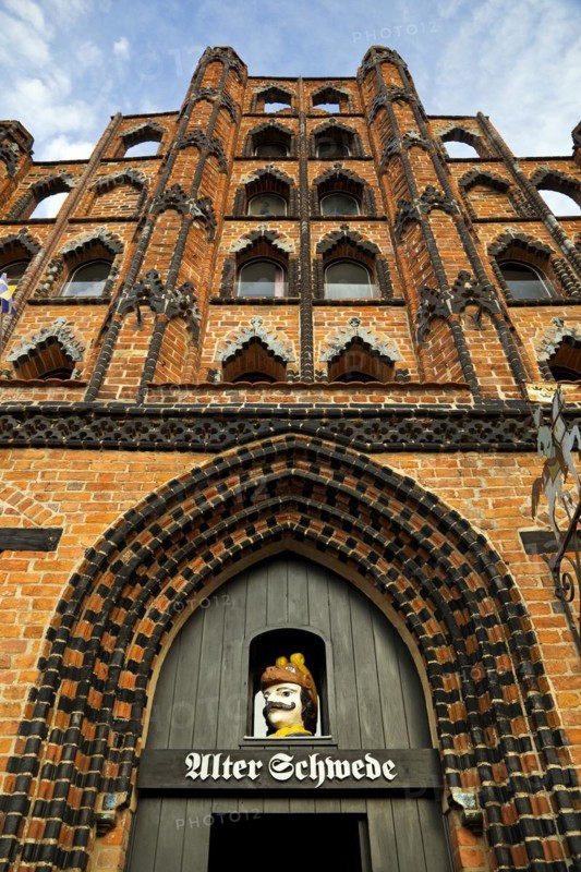 Swede's head in the portal of the Gothic town house Alter Schwede