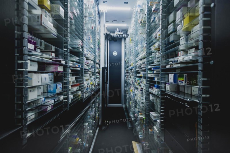 Picking machine with medicines