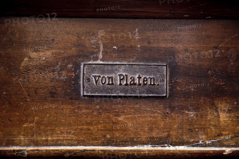 Permanently mounted nameplate on the church pew in the Nikolaikirche
