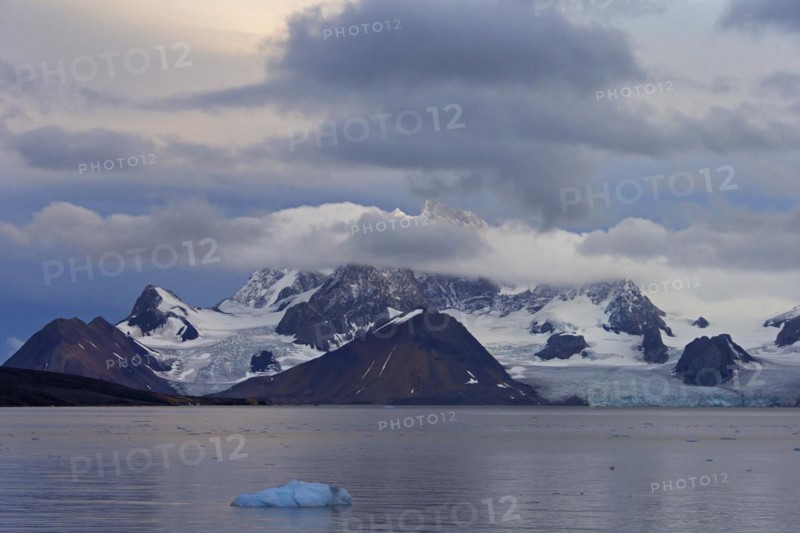 Mountains and glaciers along the Hornsund fjord