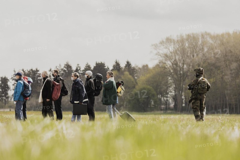 Soldiers bring extras to the Airbus A400M aircraft