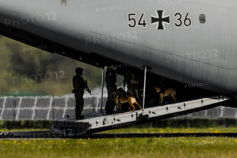 Soldiers leaving the Bundeswehr Airbus A400M aircraft