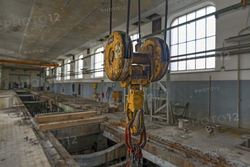 Hooks for heavy loads in a former paper factory