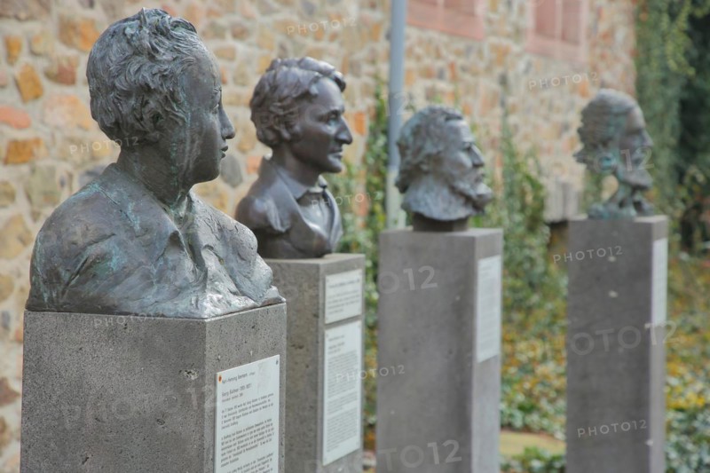 Four sculptures Giessen heads