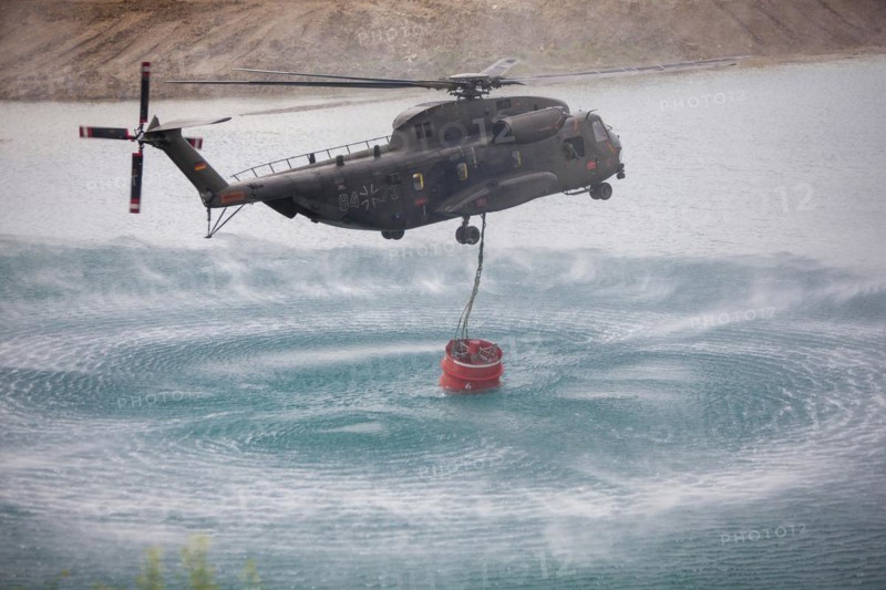 Bundeswehr helicopter with fire extinguishing tank 5000 litres
