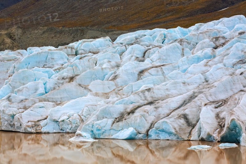 Erikbreen glacier debouches in Liefdefjorden