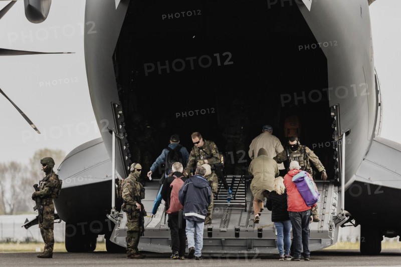 Soldiers bring extras to the Airbus A400M aircraft
