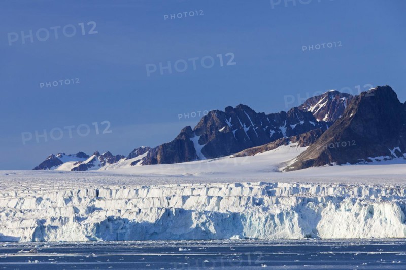 Lilliehoeoekbreen glacier calving into Lilliehoeoekfjorden