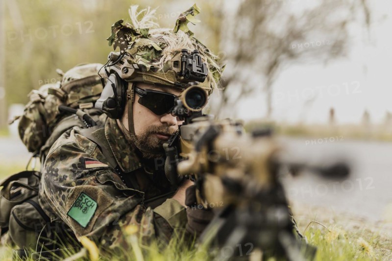 A Bundeswehr soldier with rifle at the ready