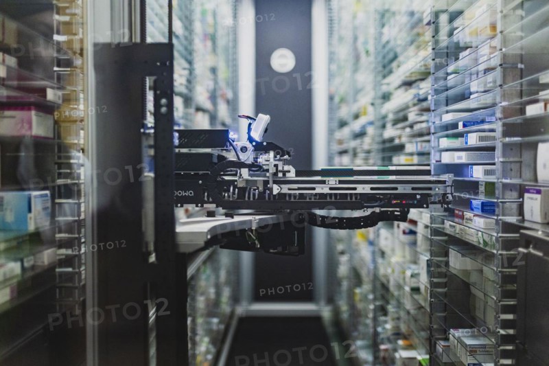 Picking machine with medicines