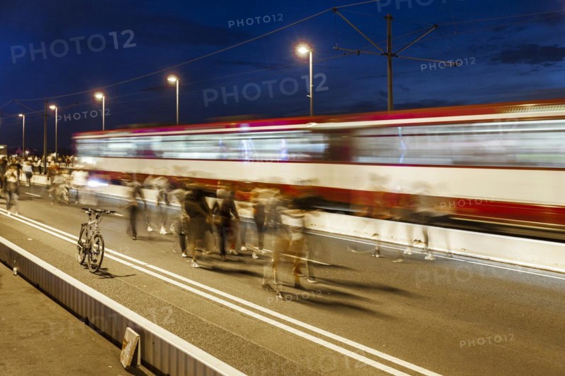 Crowds on the Oberkassel bridge after the fireworks of the Rhine fun fair