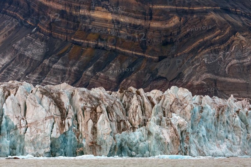 Kongsbreen glacier in autumn