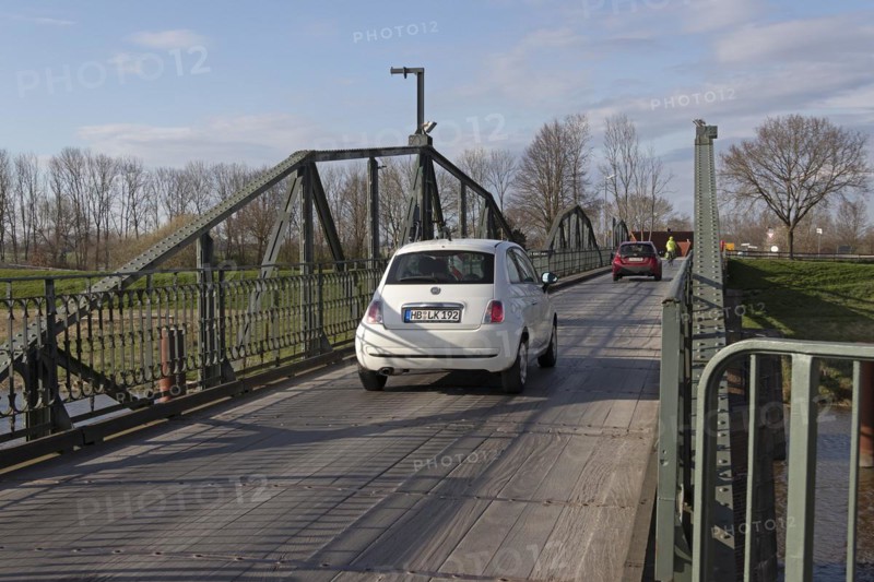 Swing bridge between Klevendeich and Neuendeich