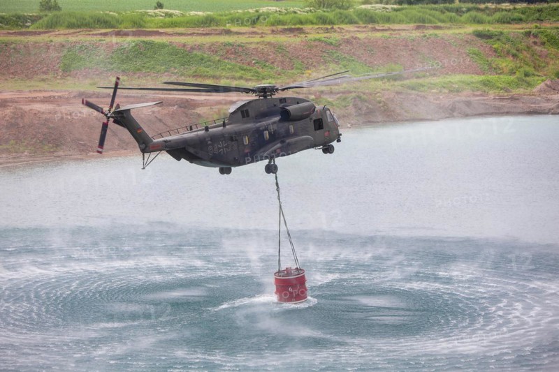 Bundeswehr helicopter with fire extinguishing tank 5000 litres