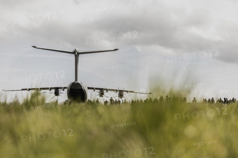 Soldiers bring extras to the Airbus A400M aircraft