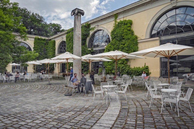 Restaurant and cafe in the courtyard of the Glyptothek